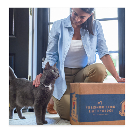 一位女士和她毛茸茸的黑貓，以及希爾思寵物貓用食品包裝